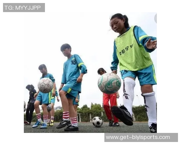 掌握足球运球与射门技巧助你成为场上明星球员的秘诀与训练方法分享